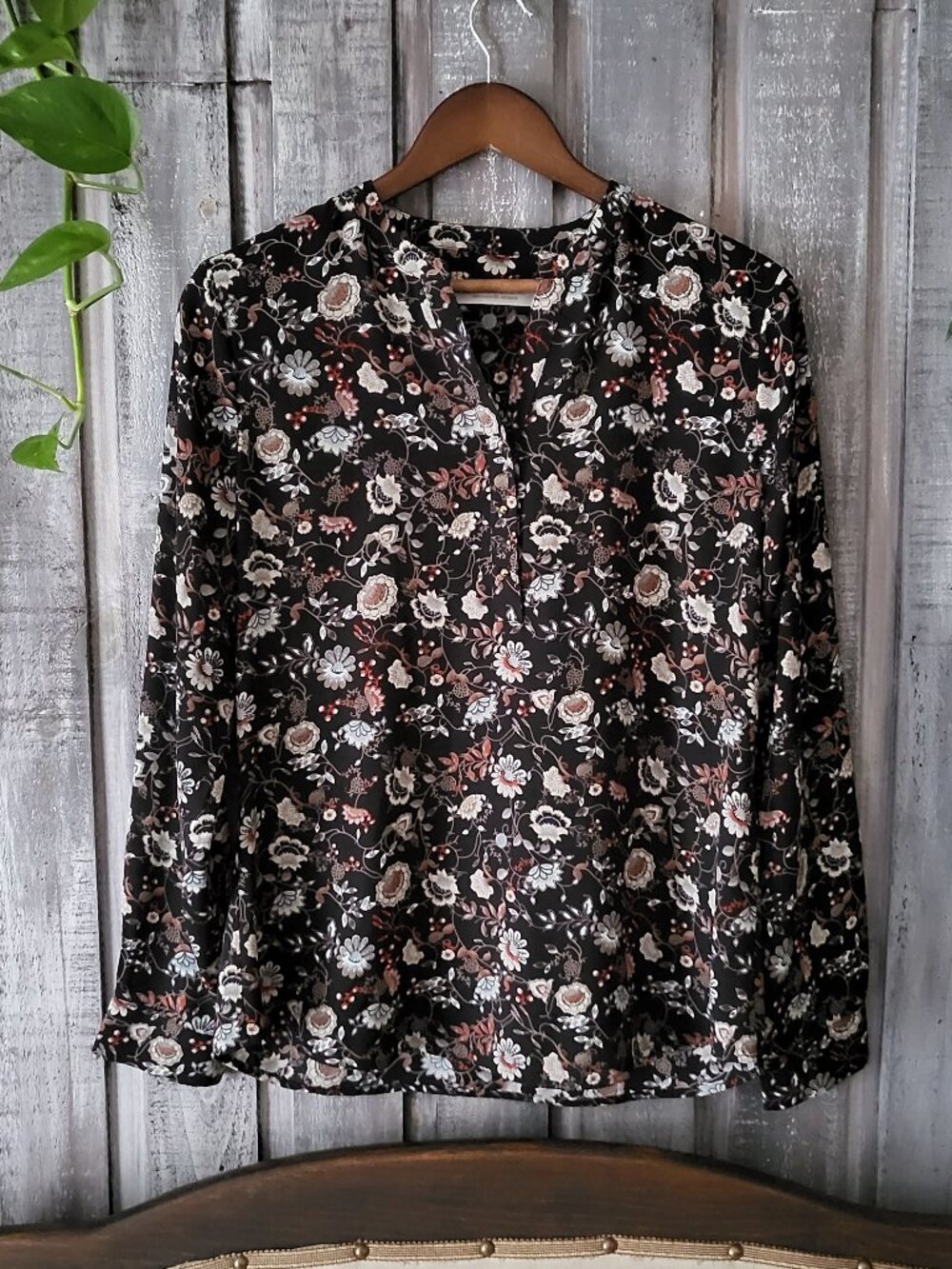 Contemporaine Simons Black Floral Split Neck Blouse M